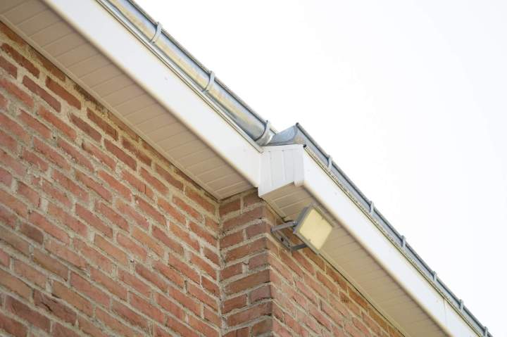 Nous réalisons des installations de zinguerie pour protéger votre maison.