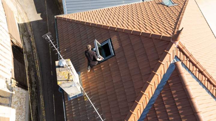 Pose de fenêtre de toit Velux Rethel