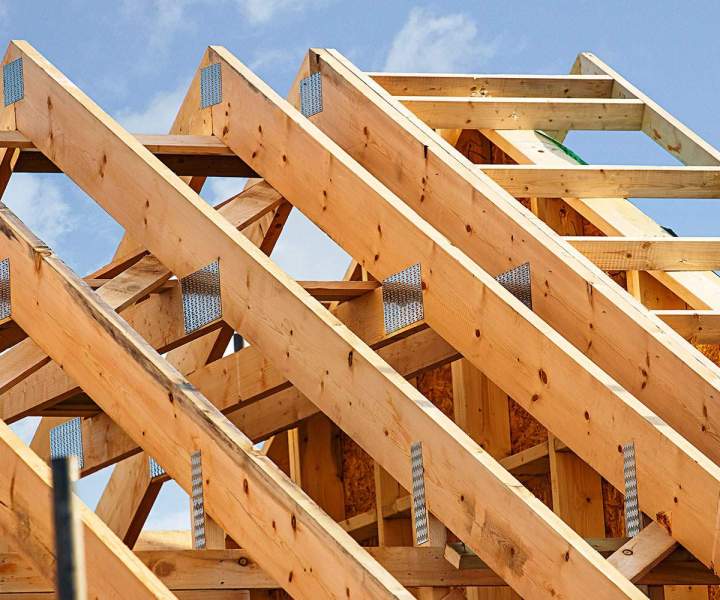 Nous concevons et installons des charpentes adaptées à chaque construction.