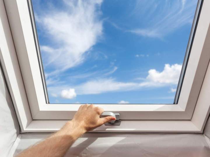 Pose de fenêtre de toit Velux Rethel